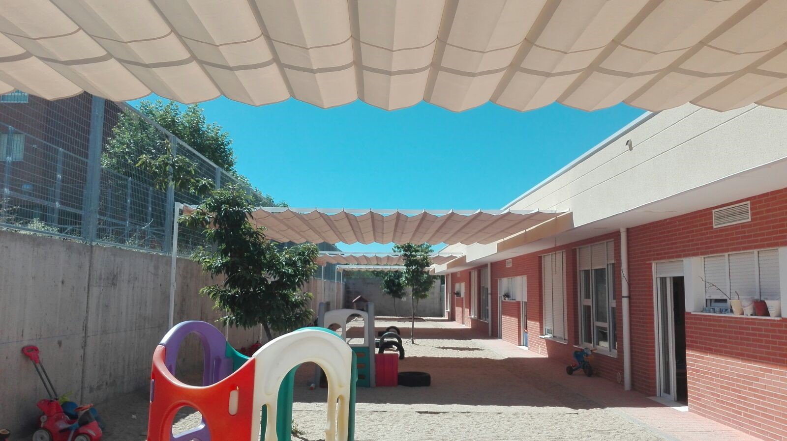 La Escuela Infantil Virgen del Soto de Villanueva del Pardillo ya cuenta con los toldos previstos en los presupuestos municipales