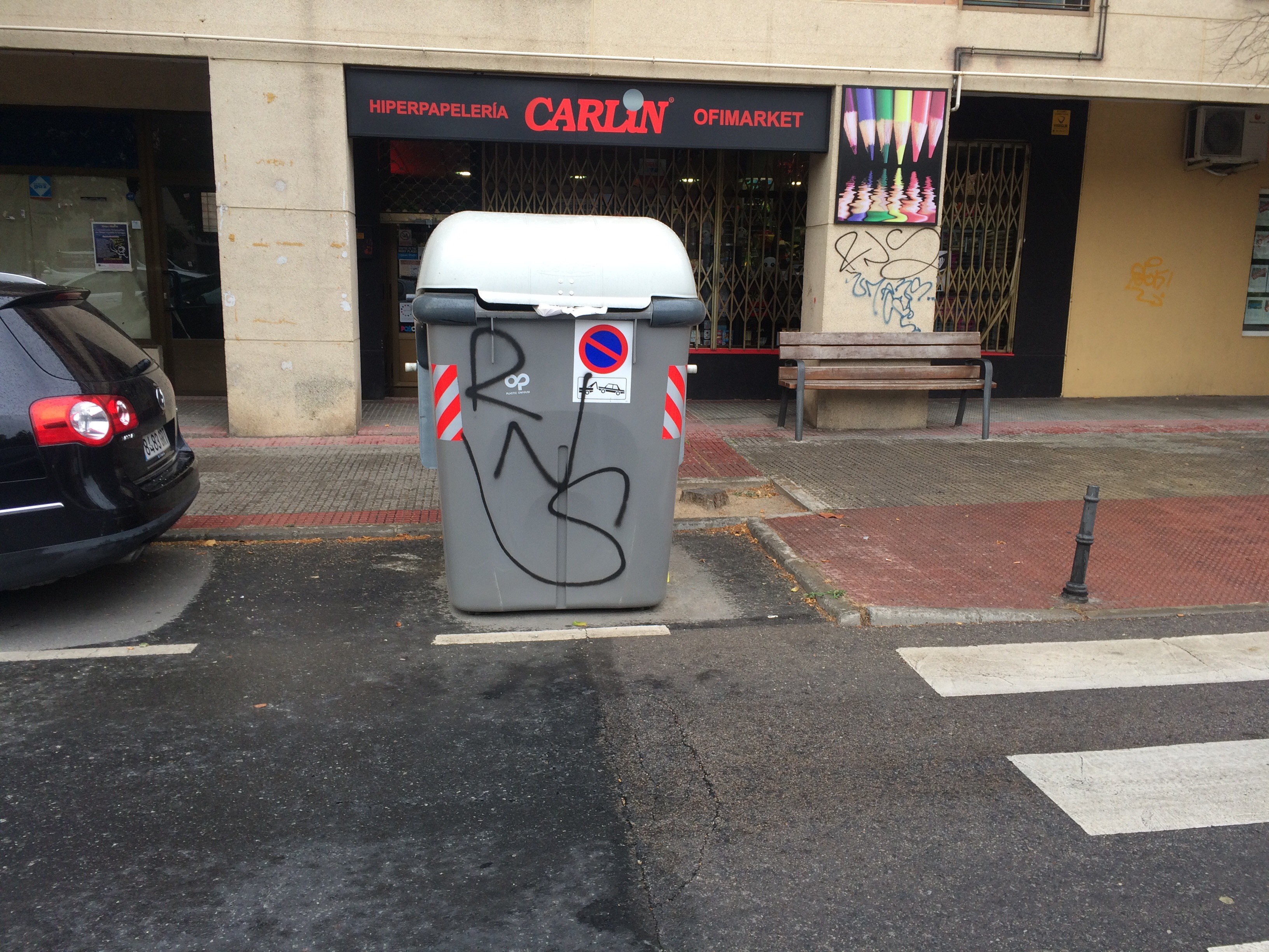 Pintadas en el mobiliario urbano y fachadas