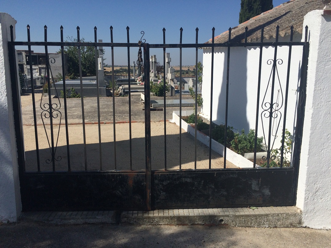 foto vandalismo puerta cementerio 1