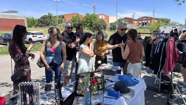 Gran acogida del mercadillo vecinal amenizado con los Porfolios en Villanueva del Pardillo