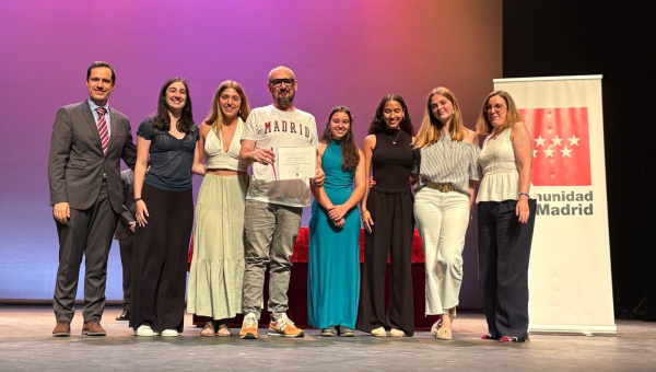 Enhorabuena al IES Sapere Aude: finalistas en el XXXII Certamen de Teatro Escolar de la Comunidad de Madrid y mención a la mejor escenografía con “El Gran Rodrigo”