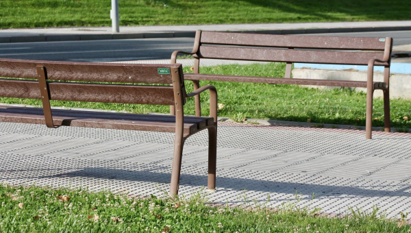 Villanueva del Pardillo continúa renovando su mobiliario urbano con 50 nuevos bancos