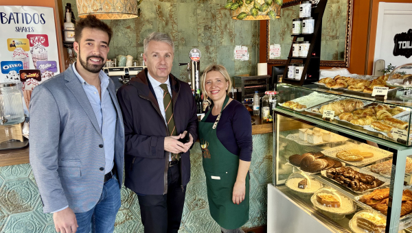 El Alcalde visita la Cafetería Royal Café 