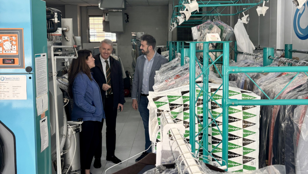 El Alcalde visita la tintorería y lavandería FastClean