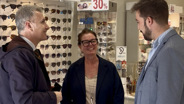 El Alcalde visita la Óptica Quickvisión