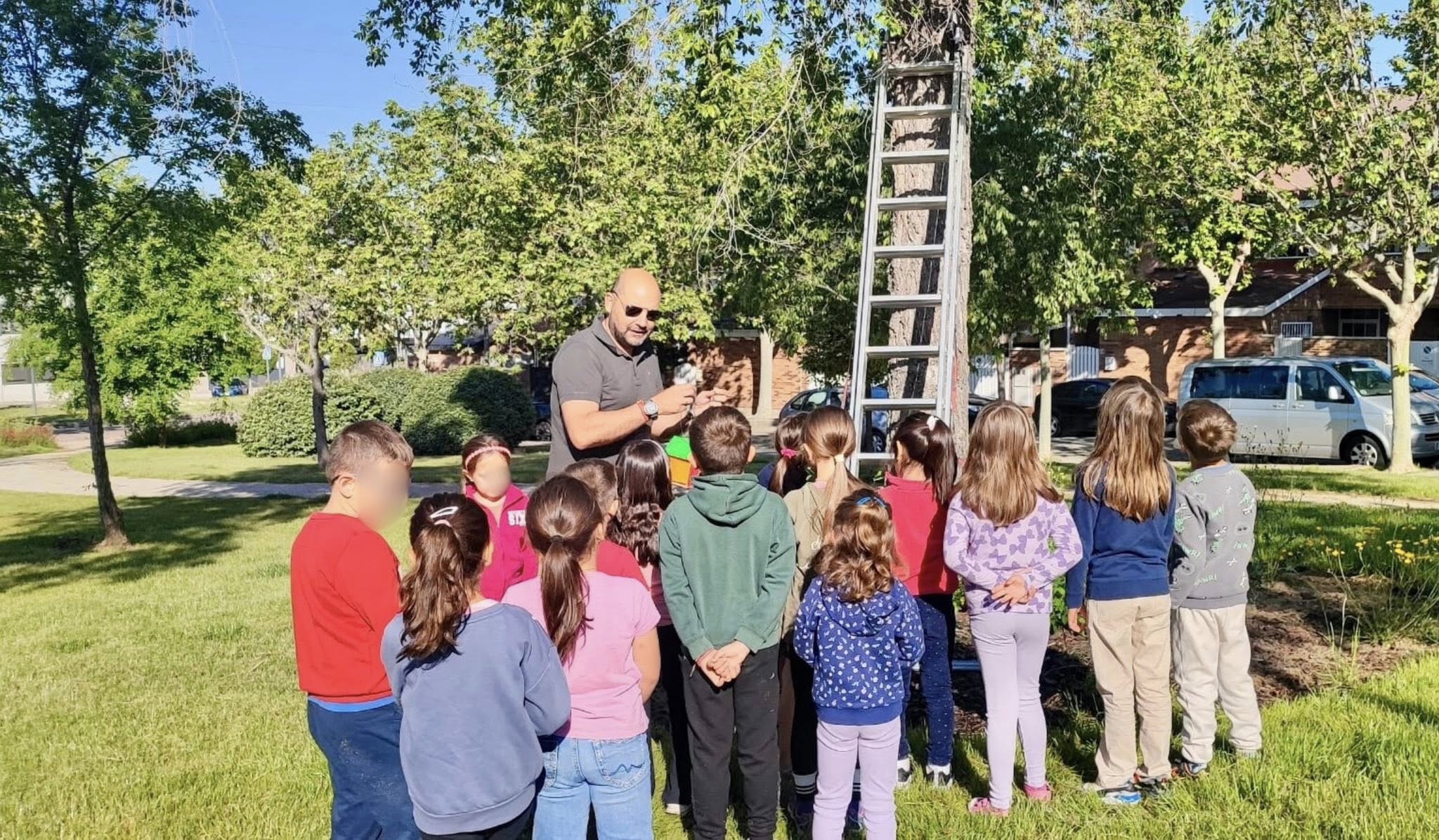 Villanueva del Pardillo instala pajareras en sus parques junto a los alumnos del Colegio Carpe Diem