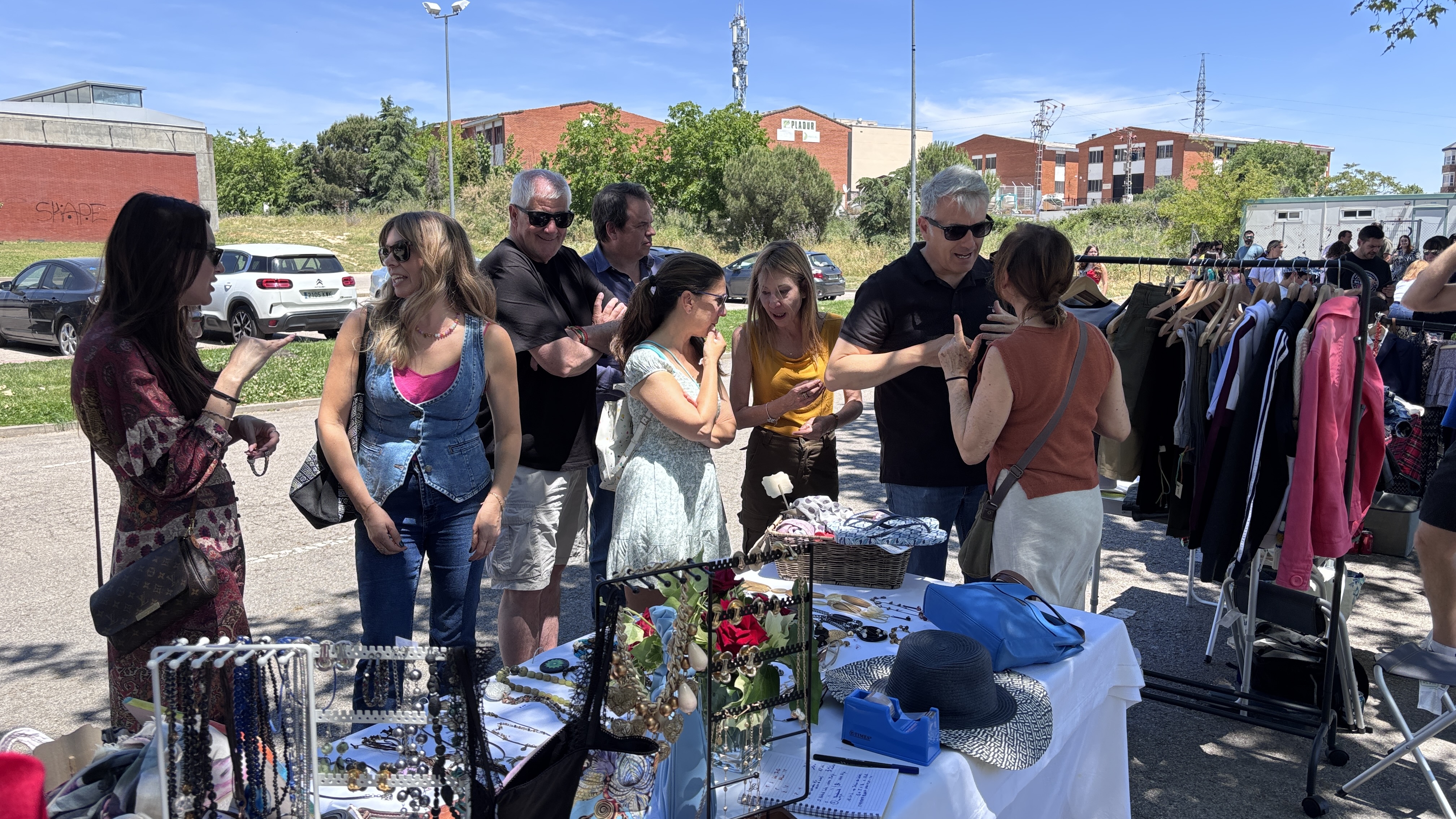 Gran acogida del mercadillo vecinal amenizado con los Porfolios en Villanueva del Pardillo