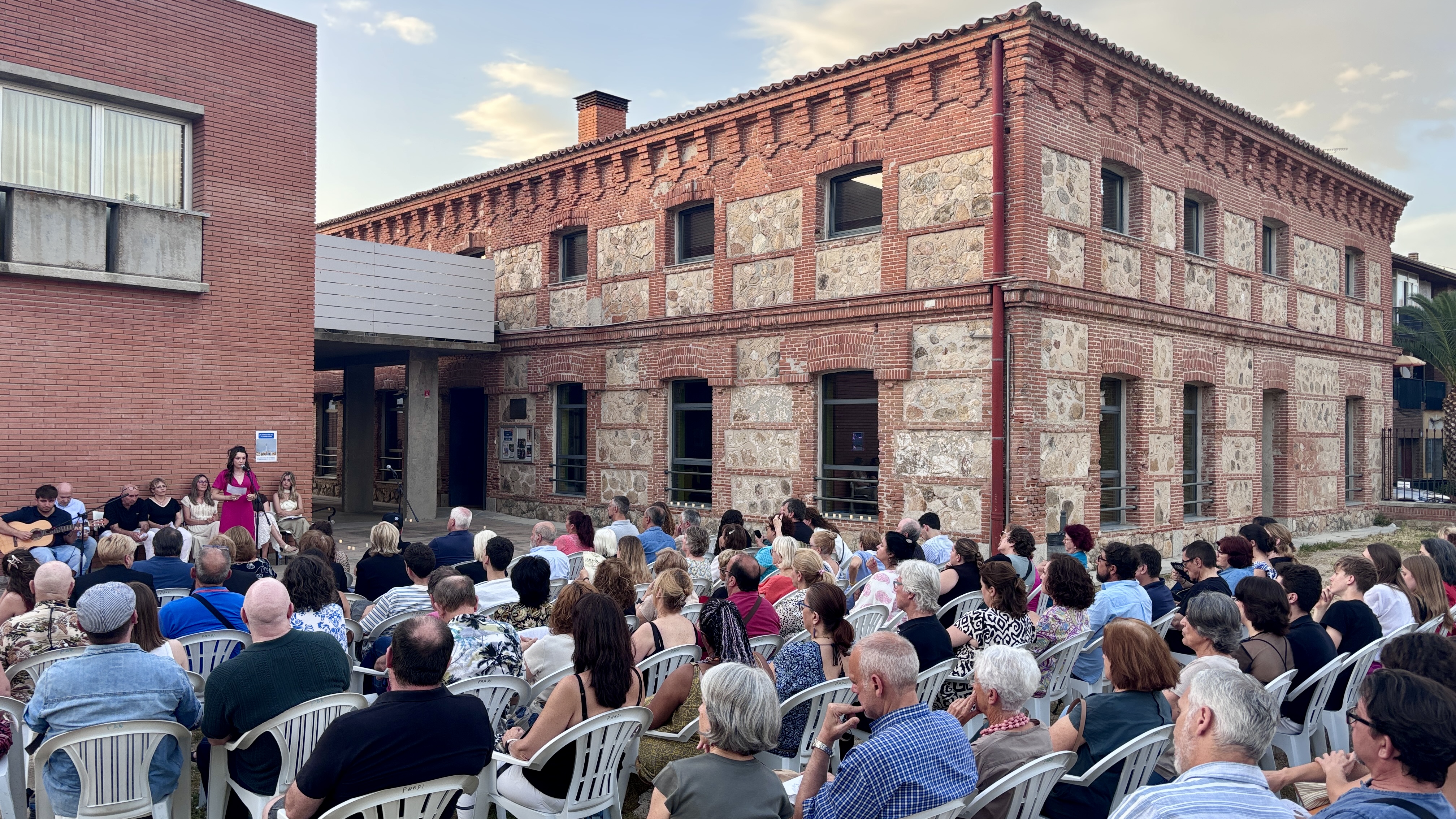 Gran éxito de la Noche de la Poesía en Villanueva del Pardillo