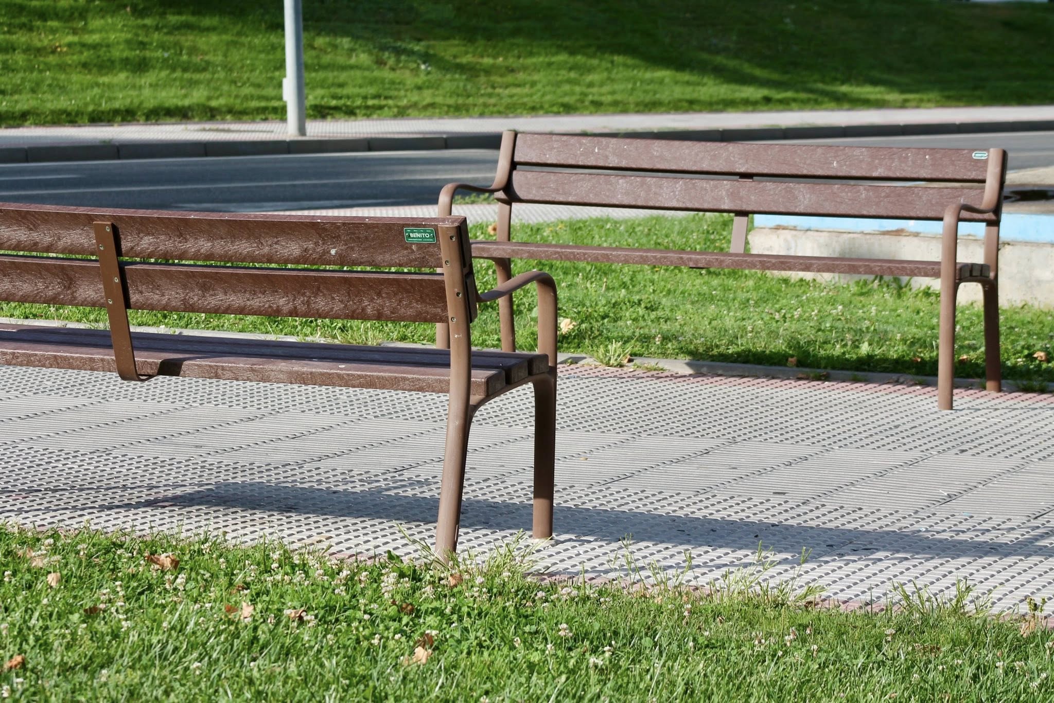 Villanueva del Pardillo continúa renovando su mobiliario urbano con 50 nuevos bancos