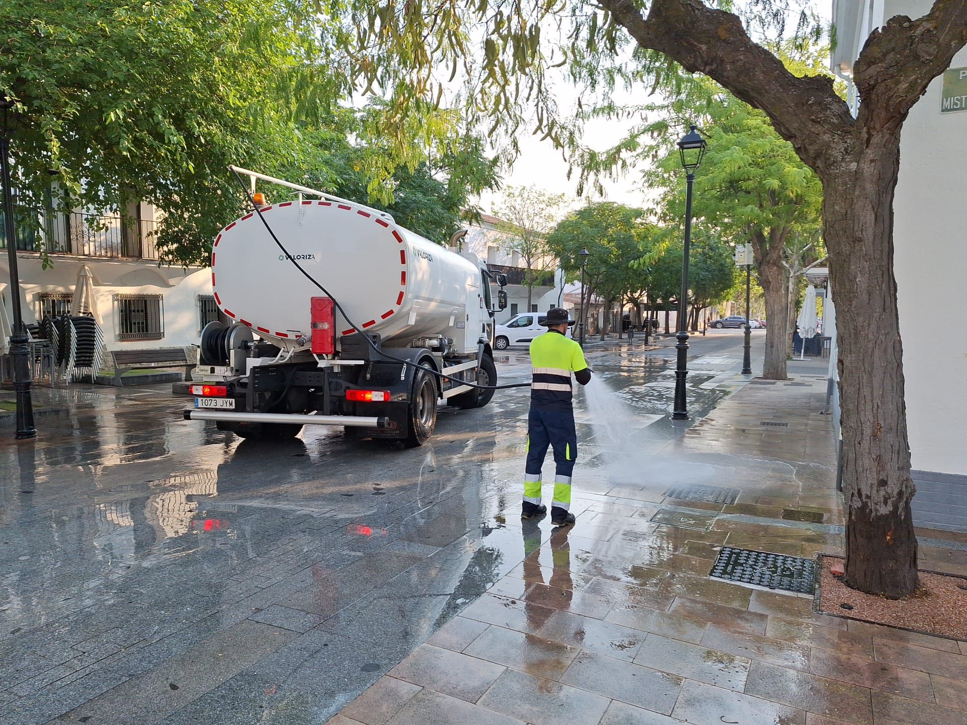 Villanueva del Pardillo realiza trabajos de baldeo en las calzadas del municipio