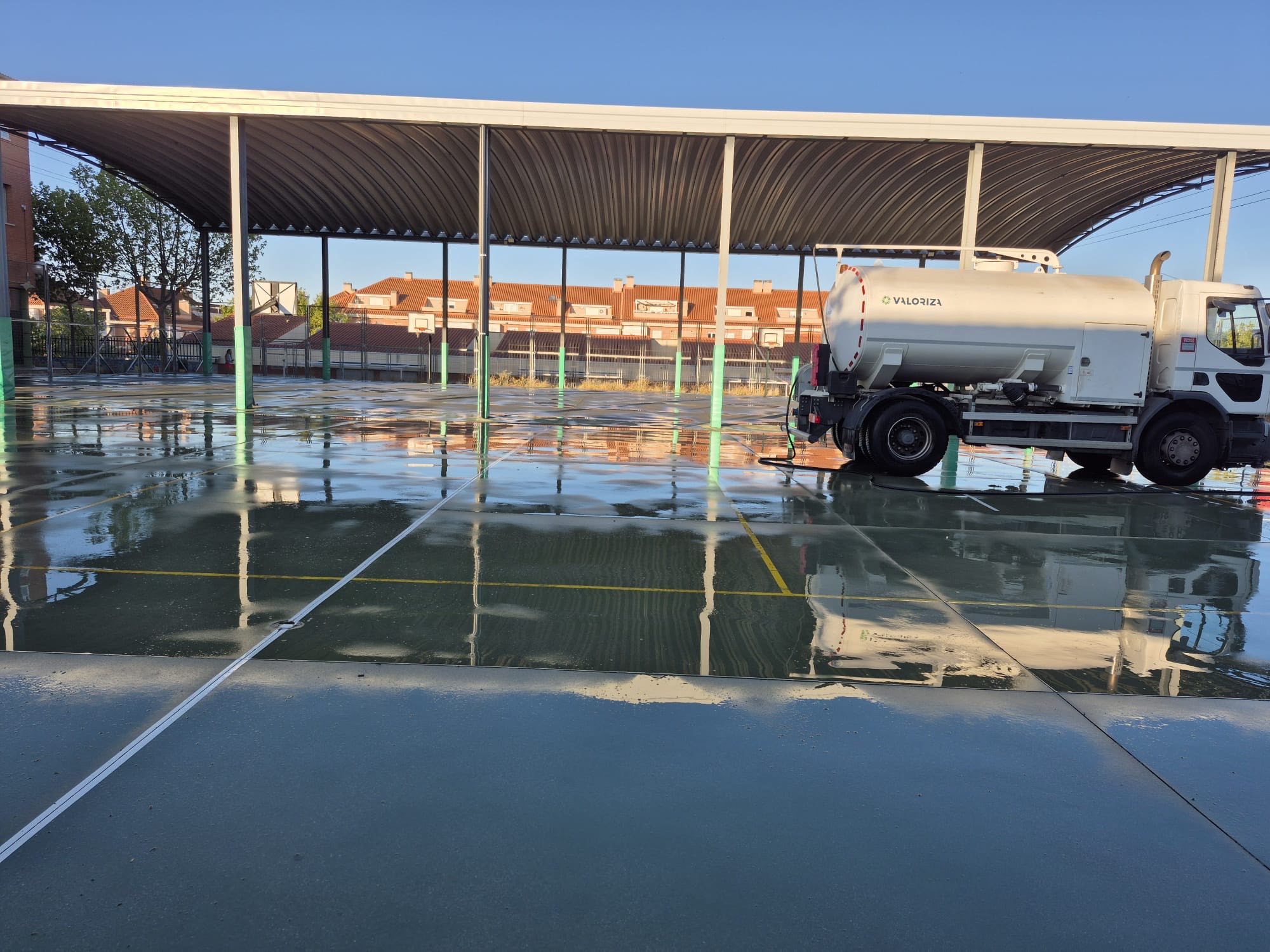 Villanueva del Pardillo refuerza la limpieza en los accesos y zonas de recreo de los centros educativos