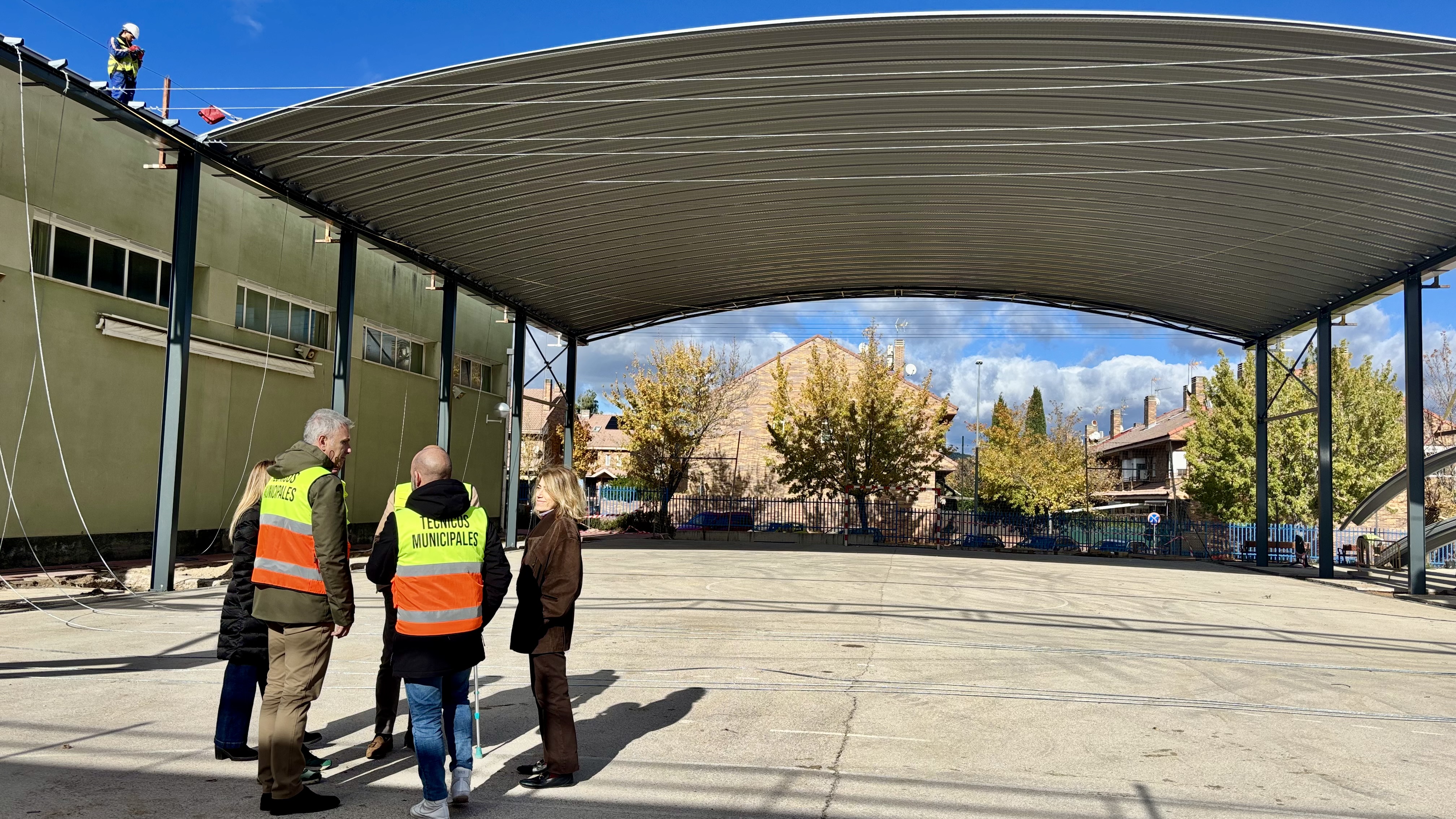 Avanza a buen ritmo la instalación de la cubierta en el Colegio Carpe Diem de Villanueva del Pardillo