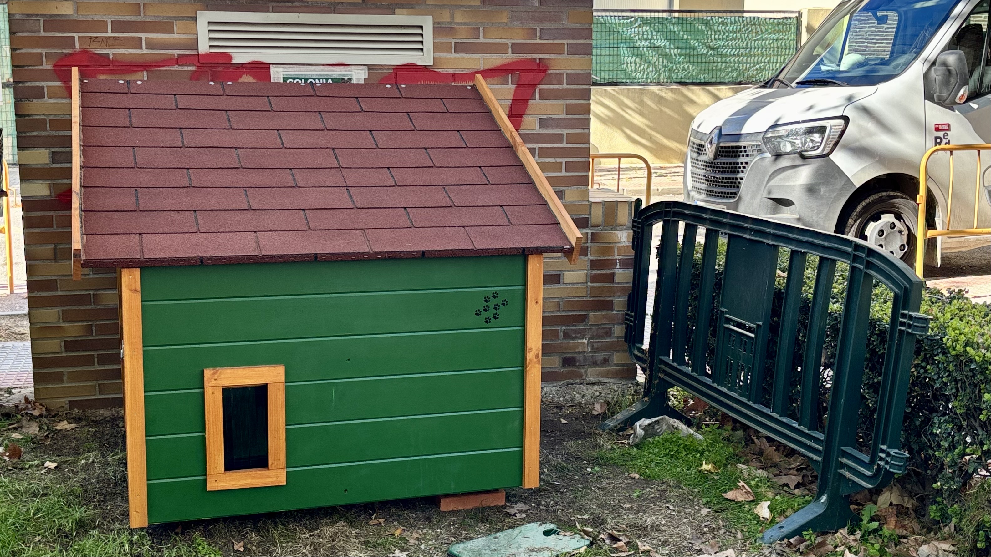 Villanueva del Pardillo avanza en la protección de las colonias felinas con la instalación de nuevas casetas