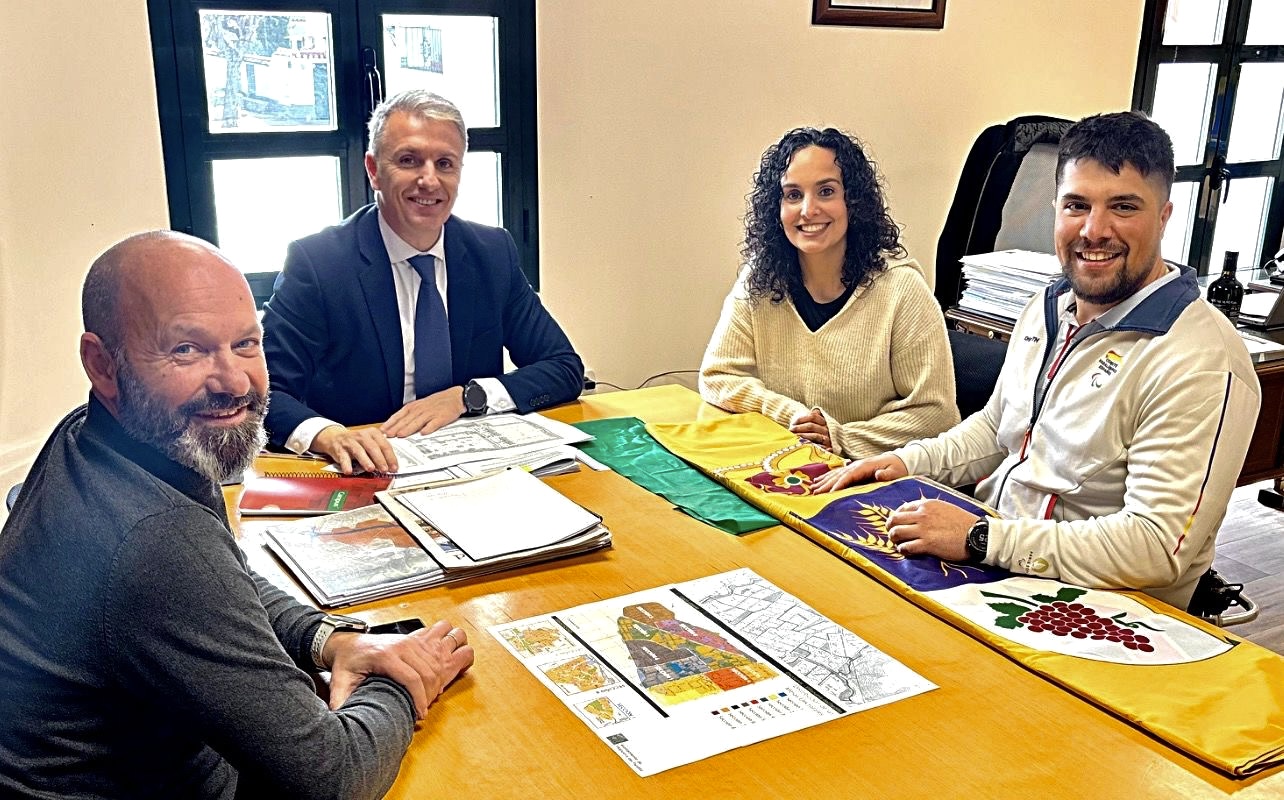 El Alcalde de Villanueva del Pardillo recibe al esquiador Javier Marcos, que representará a España en los Juegos Paralímpicos de Invierno en Italia