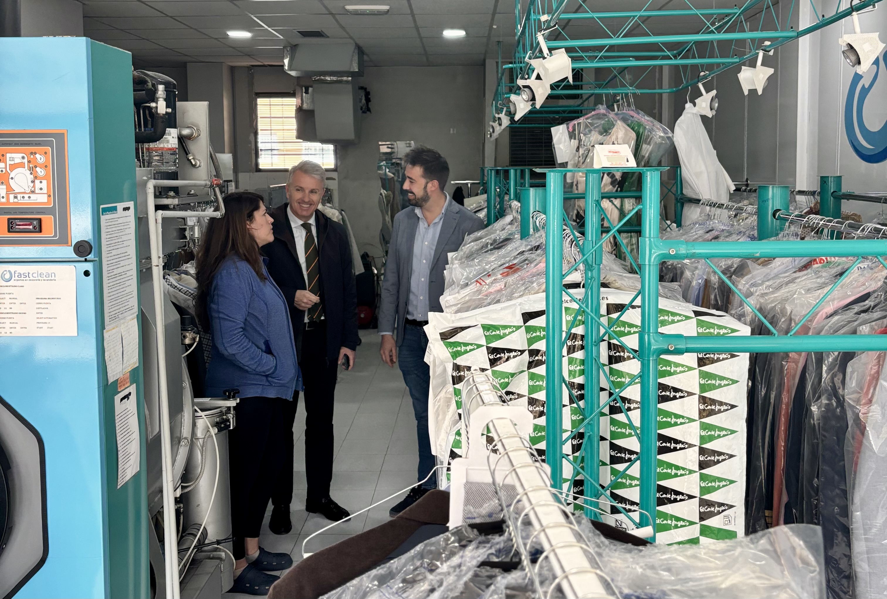 El Alcalde visita la tintorería y lavandería FastClean