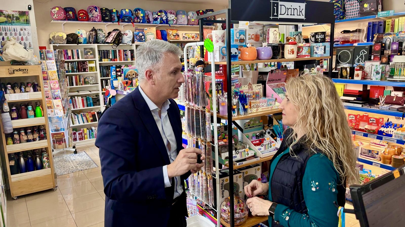 El Alcalde visita la Papelería Librería El Cole