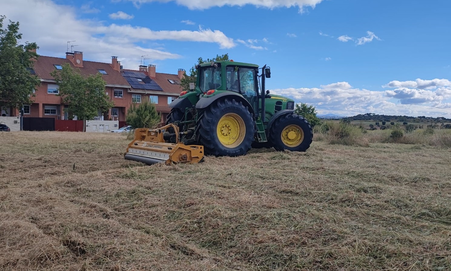 COMIENZAN LAS LABORES DE DESBROCE EN LAS PARCELAS DE TITULARIDAD MUNICIPAL EN VILLANUEVA DEL PARDILLO.  24/05/2024.
