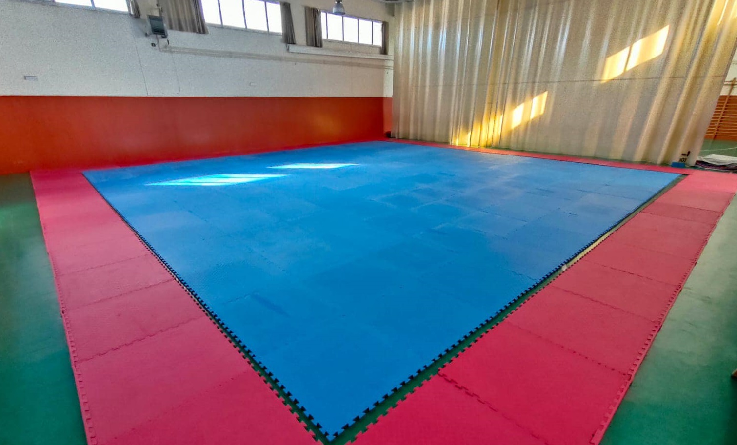 Villanueva Del Pardillo renueva el tatami del Colegio Carpe Diem para actividades extraescolares deportivas
